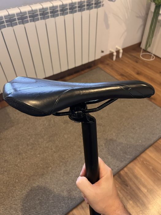 Siodelko evoke z sztyca bontrager ( komplet )