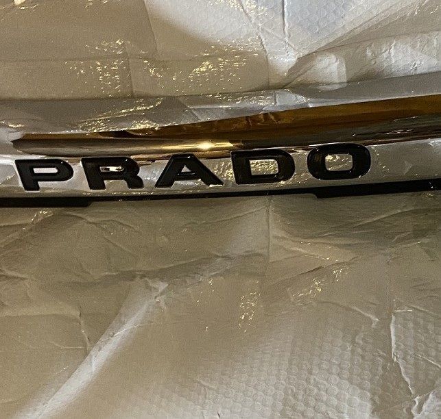 Хром накладка на губу переднего бампера с логотипом (PRADO) Toyota 120