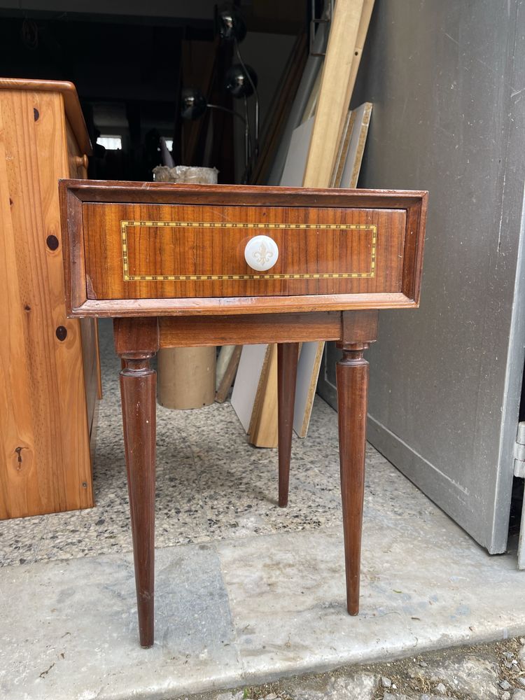 Mesa de cabeceira , mesa de apoio, sapateira , cadeira de palhinha