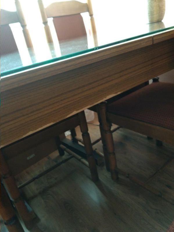 Stół, 6 krzeseł i szyba