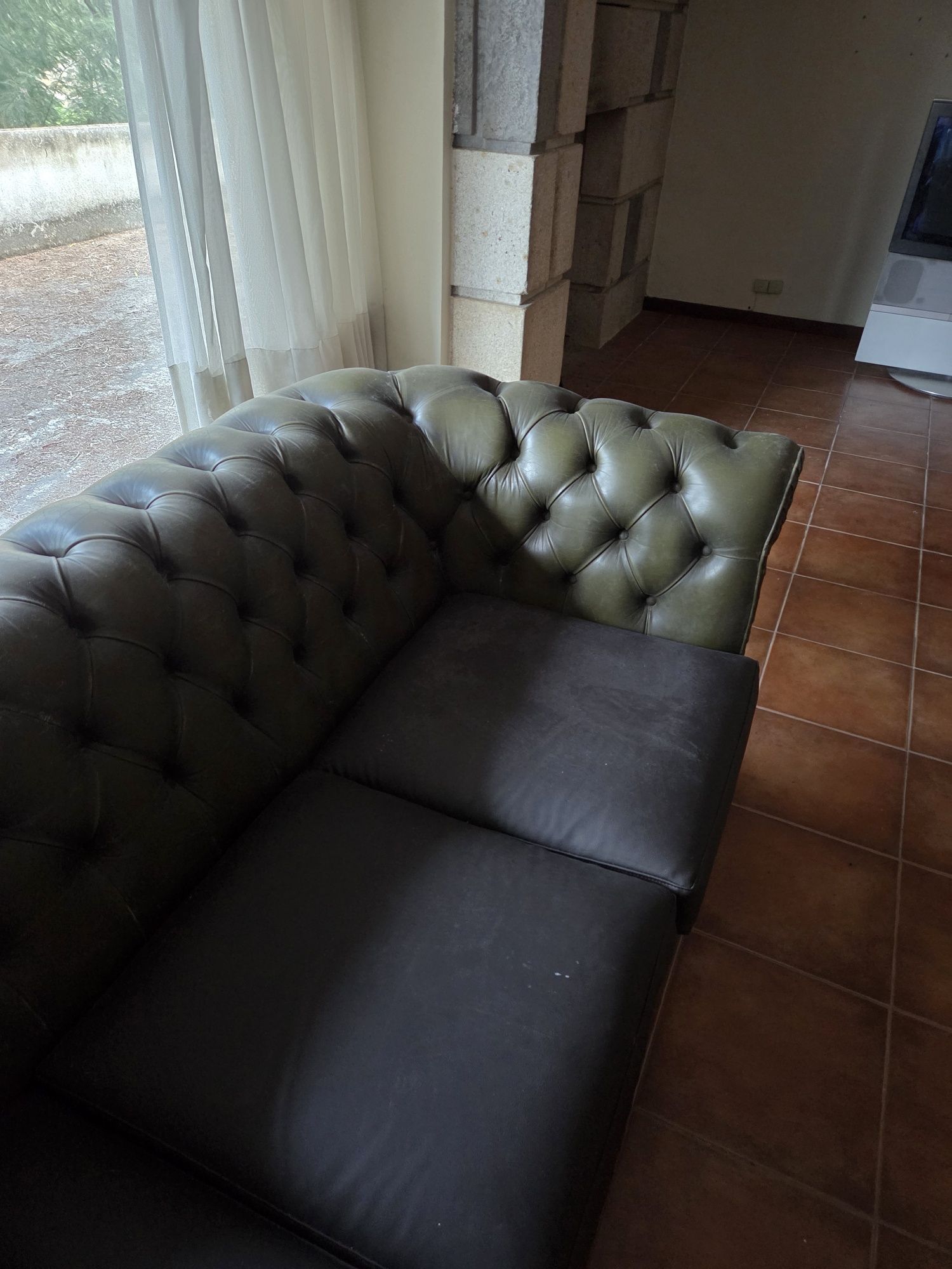 Sofá de 3 lugares em pele
