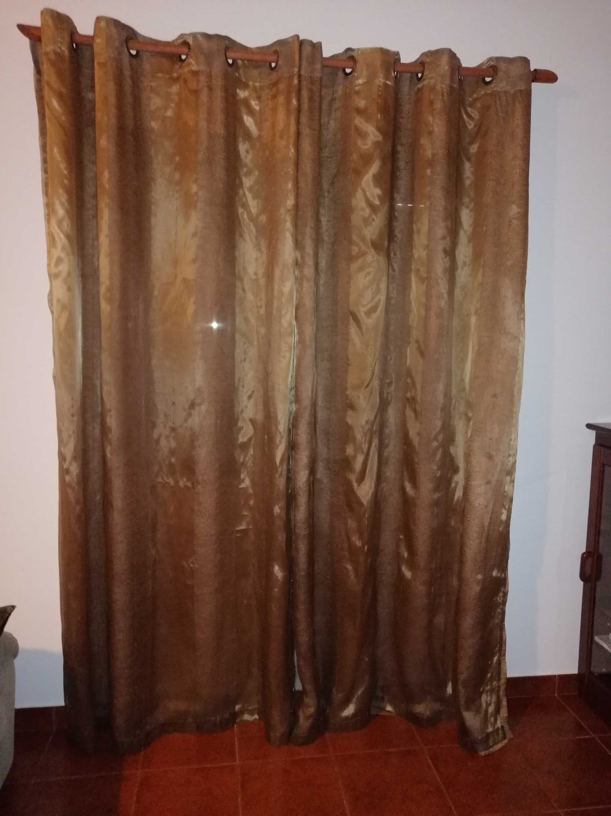 Cortinado organza com ilhós e varão de madeira