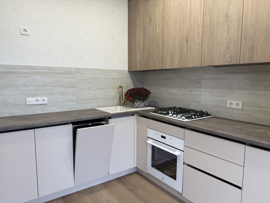 Озерна! 2 кімнатна квартира з Ремонтом!