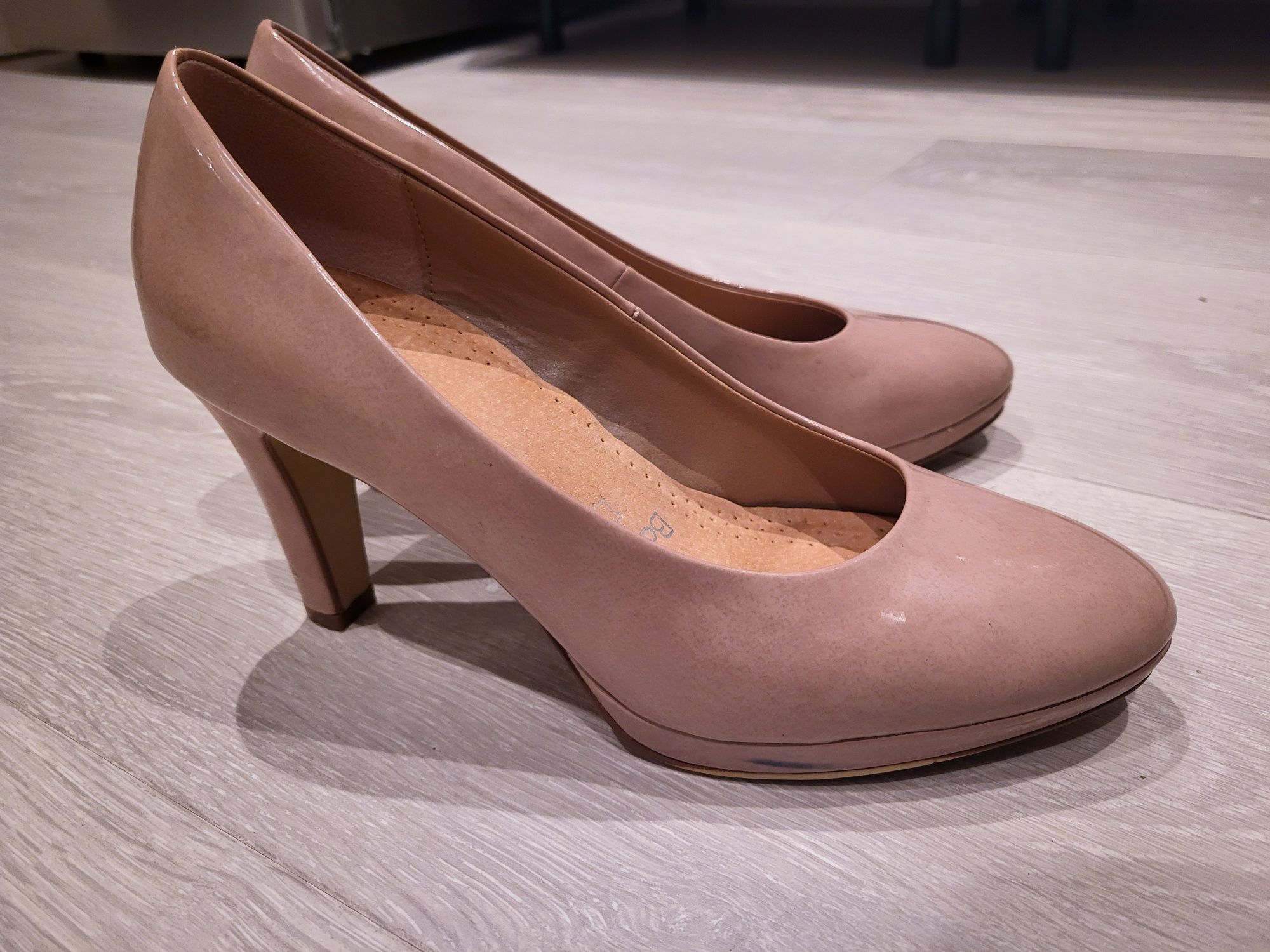 Buty lakierowane na obcasie