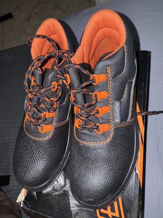 Sapatos de seguranca novos