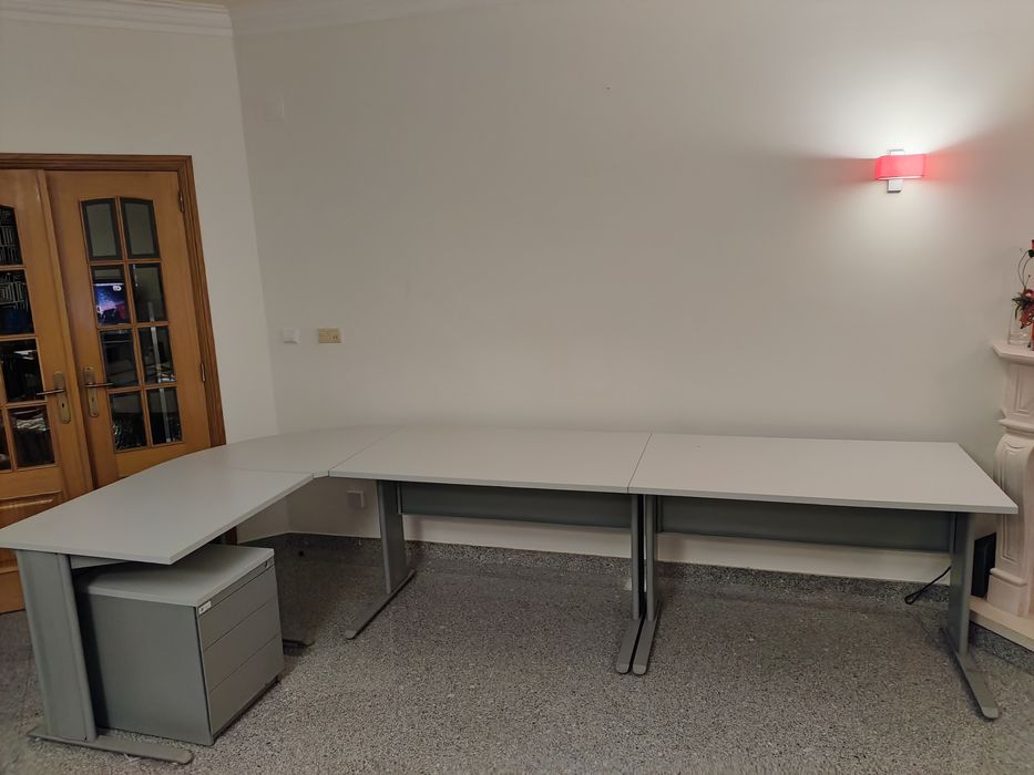 Secretária cinzento usada