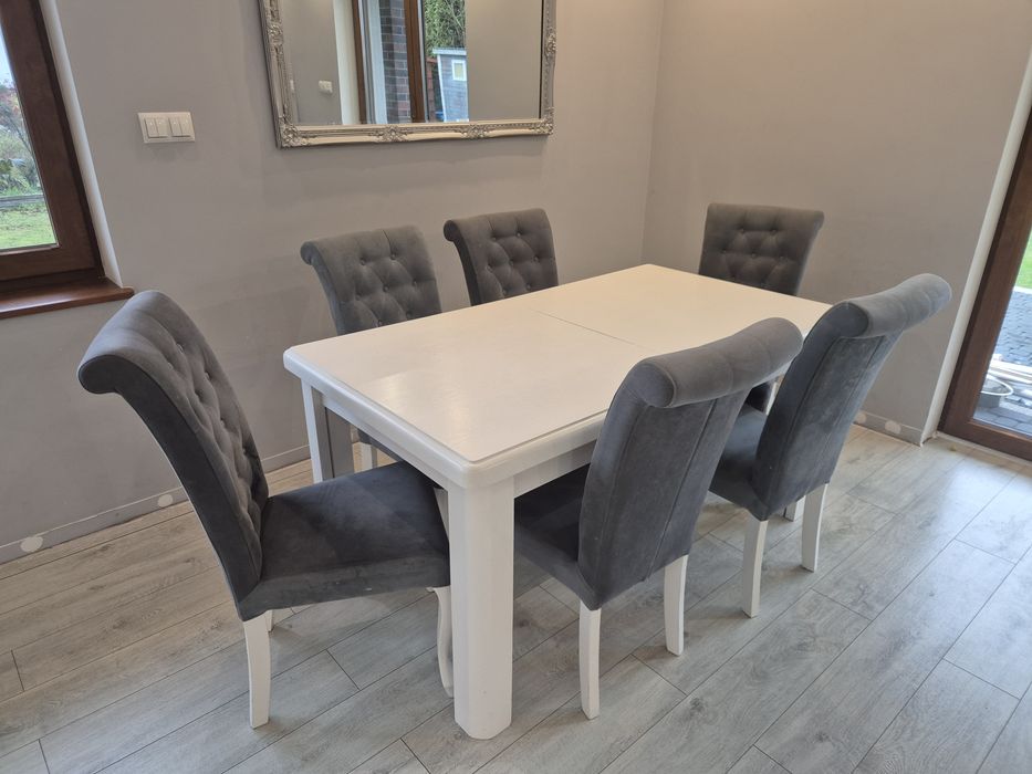 Biały stół z 12 tapicerowanymi krzesłami