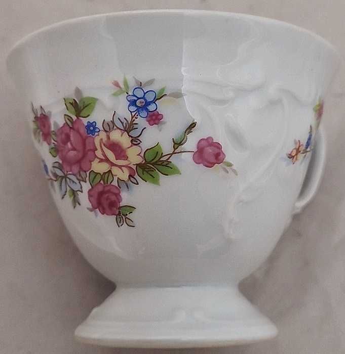 Komplet filiżanek porcelanowych plus dwie w gratisie
