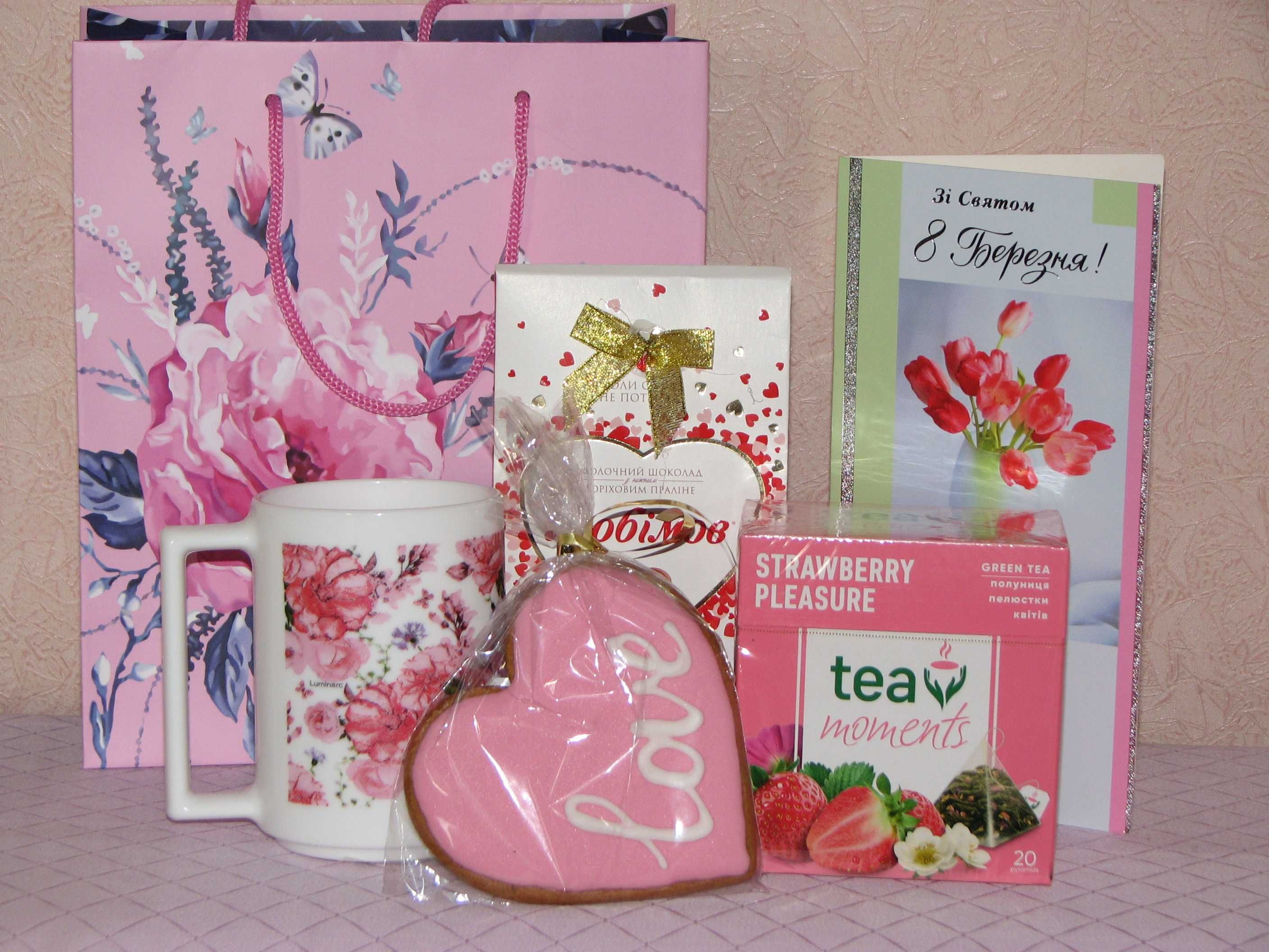 Подарунковий набір  чашка + чай+ цукерки пряник листівка