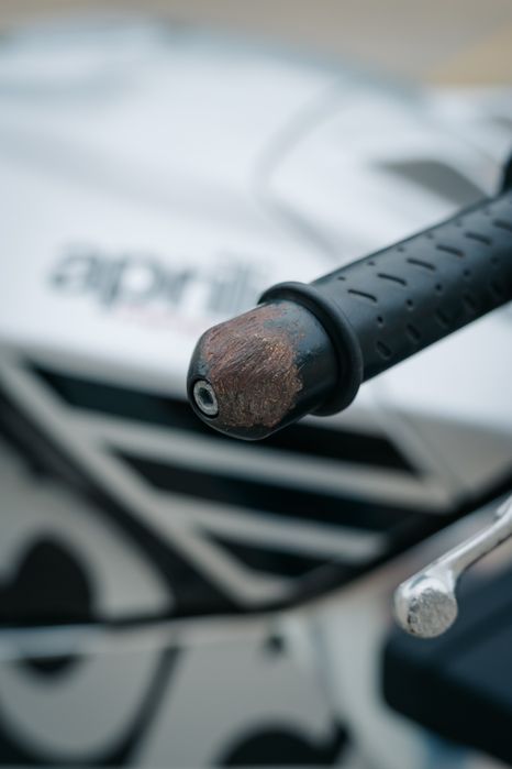 Aprilia Tuono V4 factory  acidentada