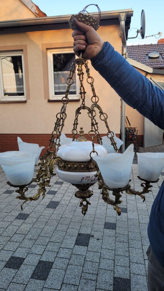 Stary żyrandol mosiężny