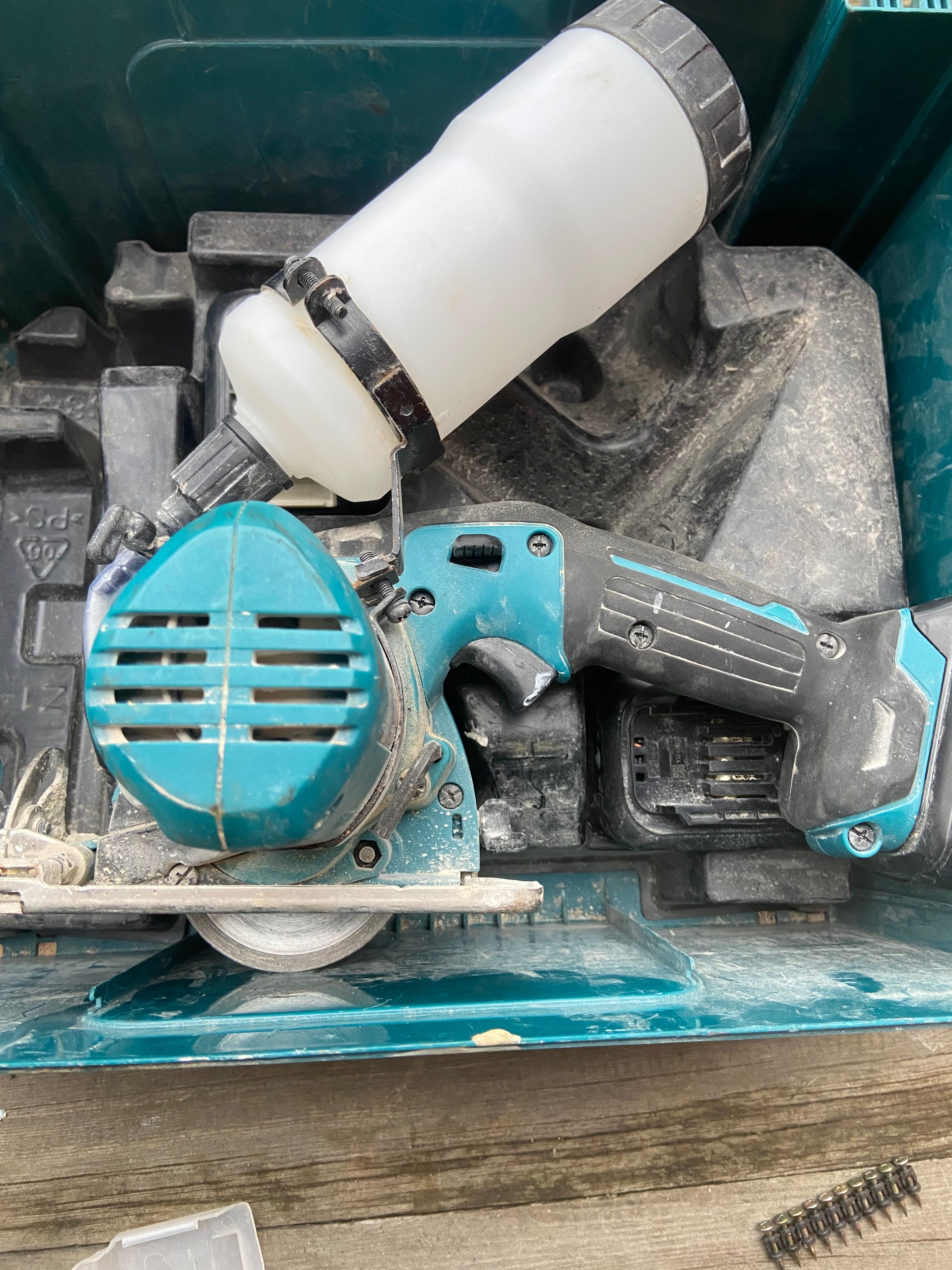 Piła tarczowa , od płytek Makita CC301D