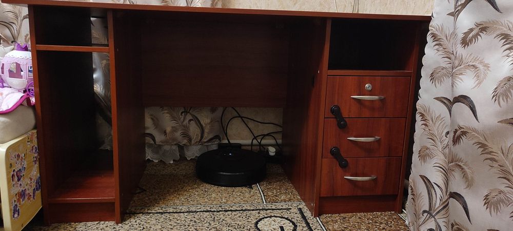 Комп'ютерний стіл