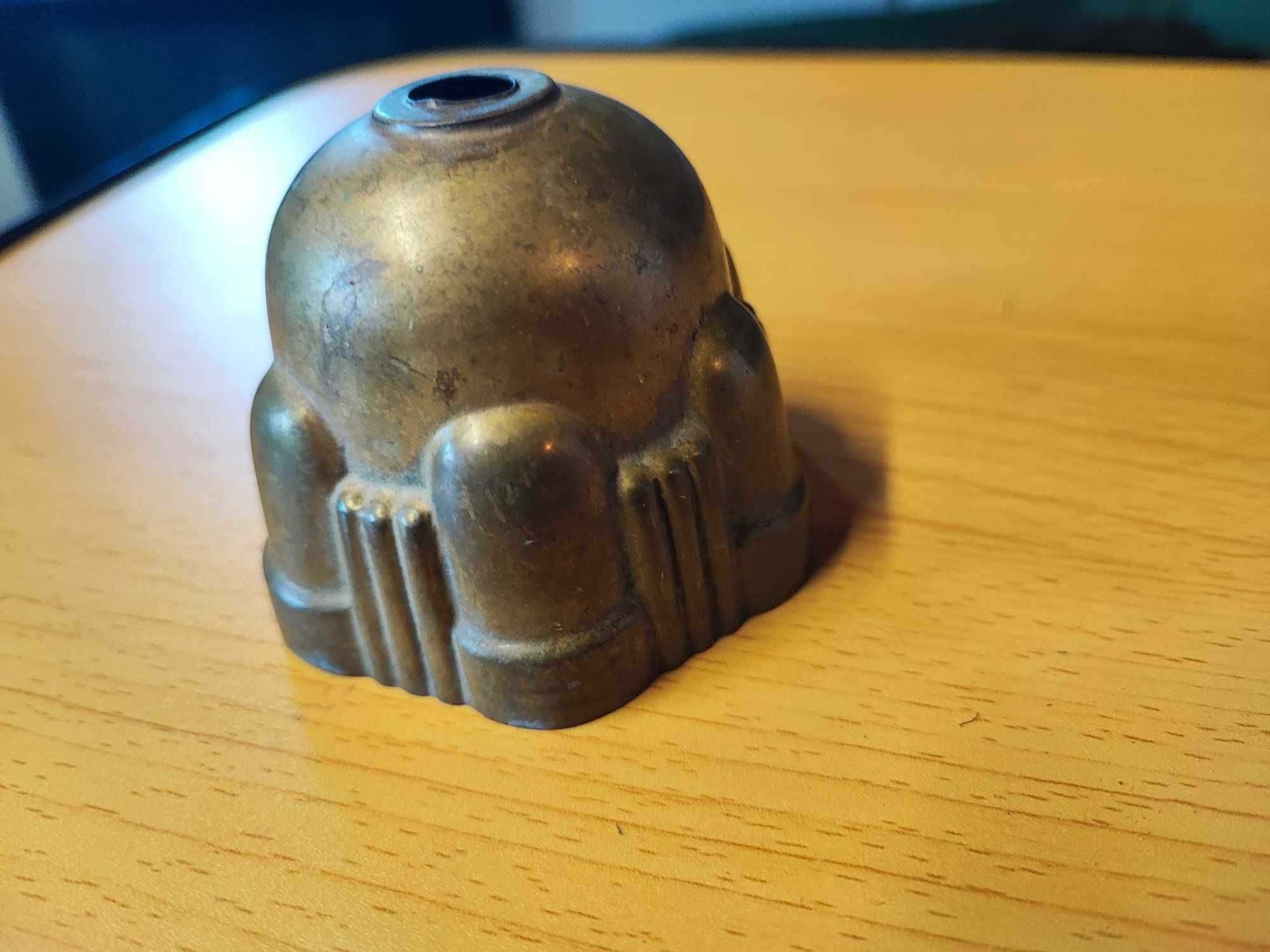 Stara mosiężna podsufitka,śr.8 cm.wys.6,2 cm.