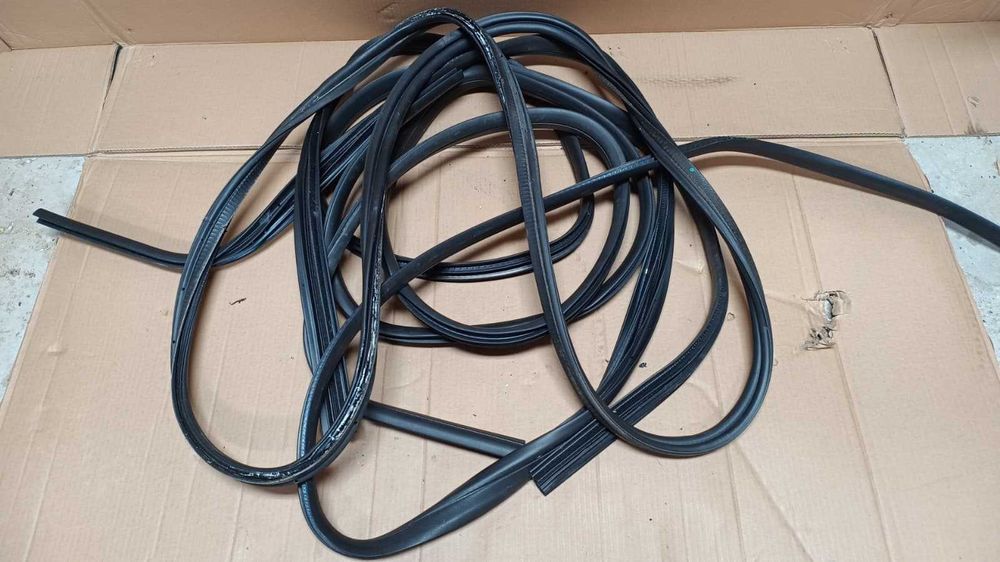 Uszczelki drzwi prawy/lewy przód, prawy lewy tył i bagażnik KUGA MK1