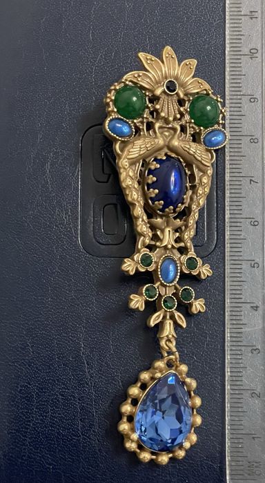 Брошка у вінтажному стилі