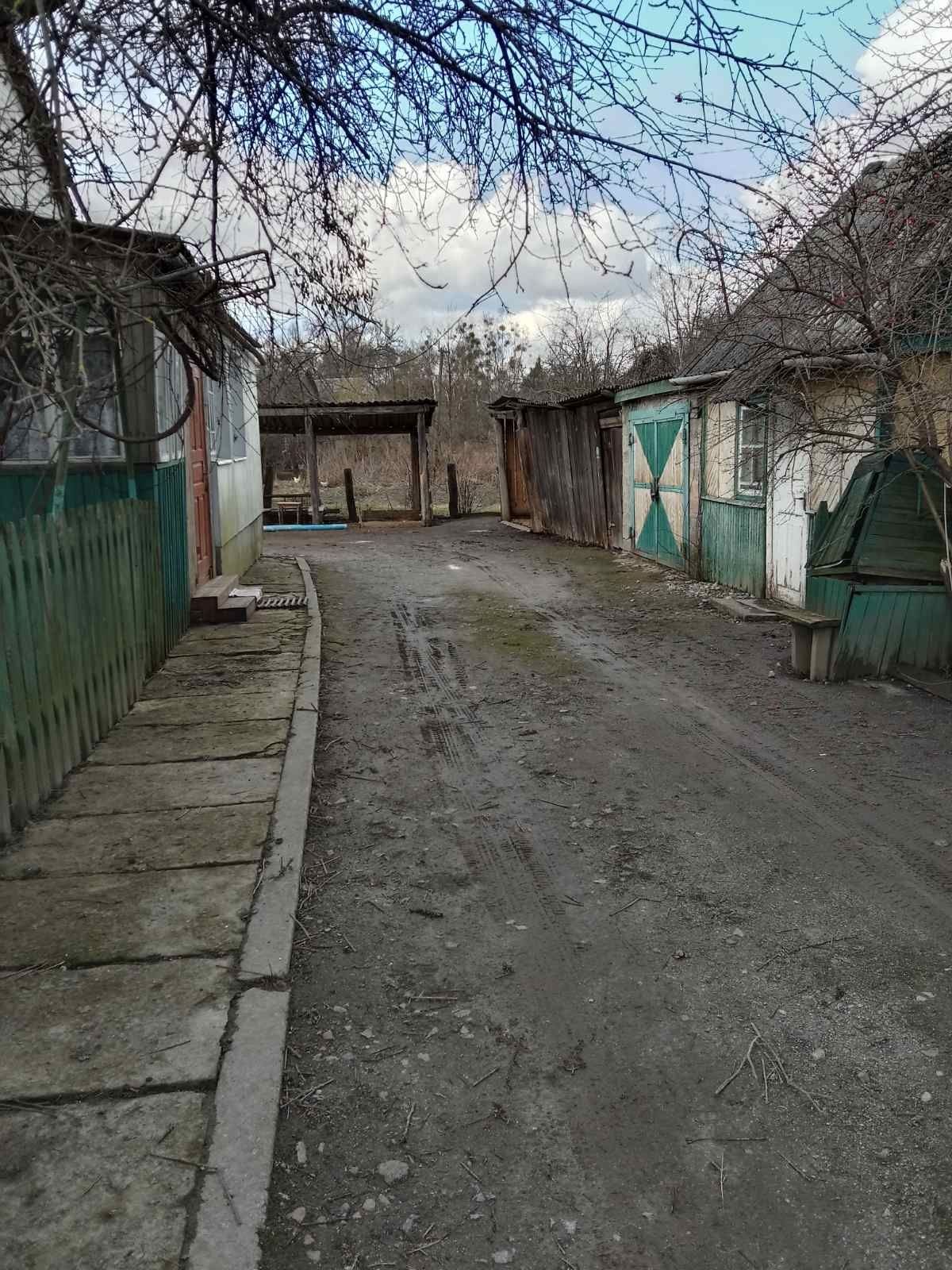 Продам  без меблів будинок (квартиру)