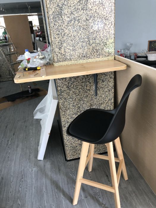 Vendo cadeiras e bancos altos