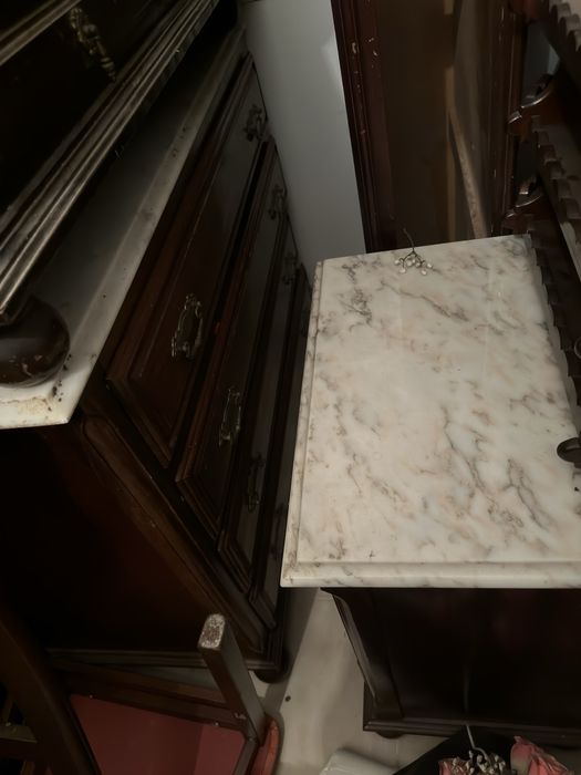 Jogo de 2 mesas de cabeceira e uma cómoda com detalhes em mármore