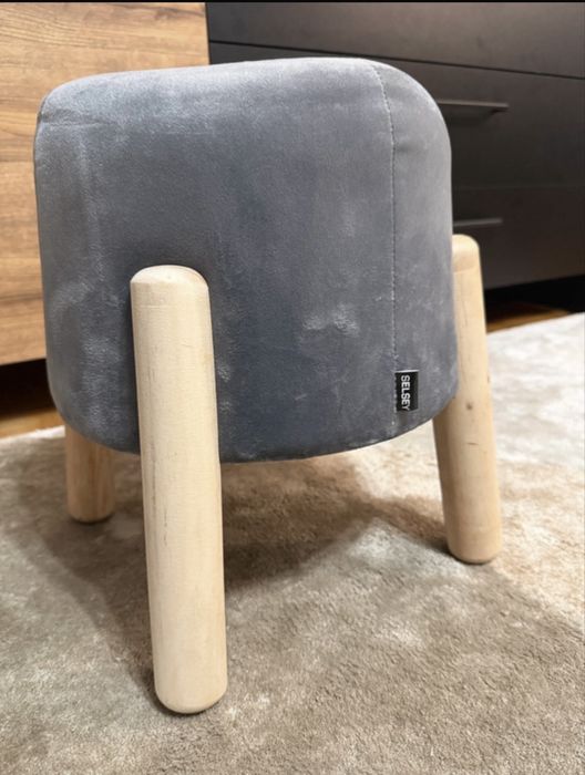 Stołek tapicerowany na drewnianych nóżkach