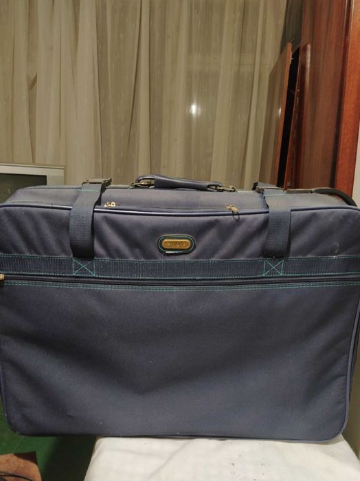 Продам чемодан с ручками на колесиках