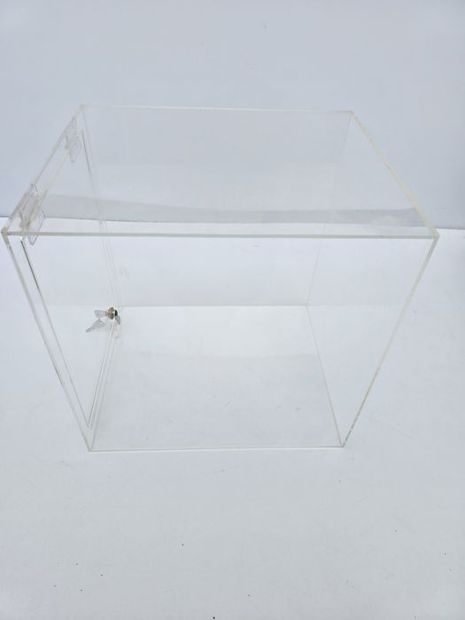 Gablotka zamykana z plexi