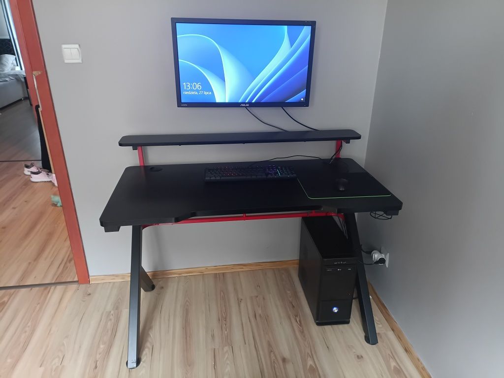 Komputer z monitorem