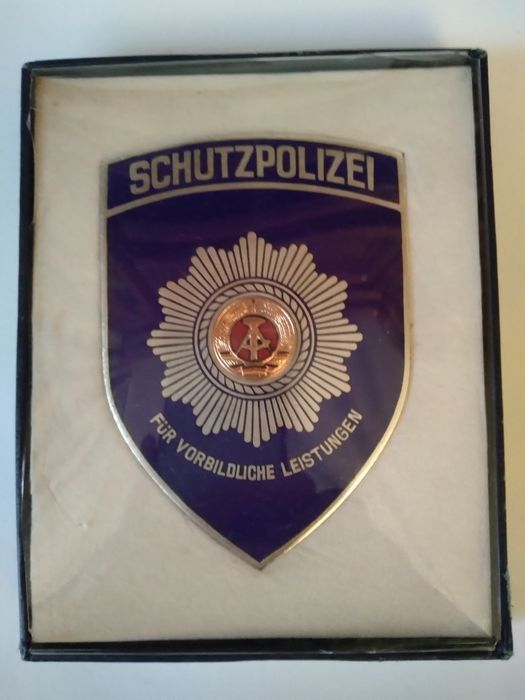 SCHUTZPOLIZEI III. Najwyższe odznaczenie policji DDR. Rarytas.