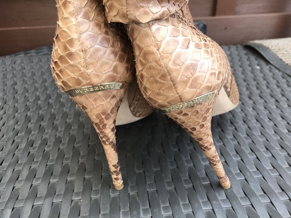 Kozaki Botki Burberry skóra węża 37 otwarte palce