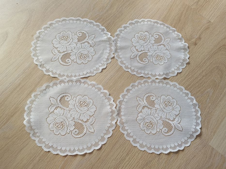 Komplet 4 uroczych białych serwetek