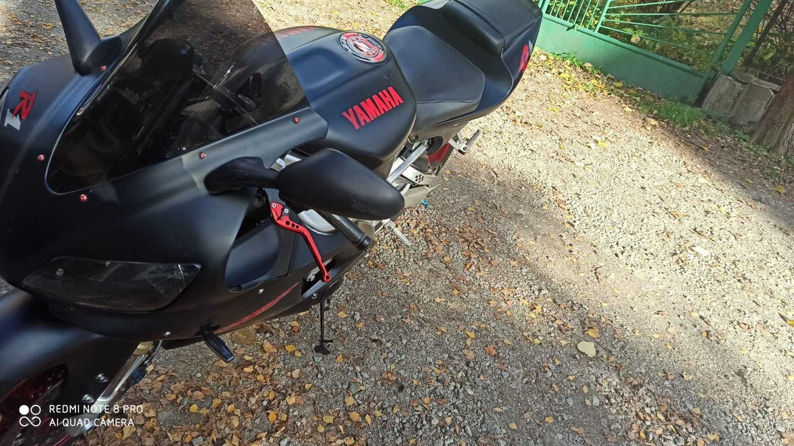 Motocykl Yamaha R1 czarny