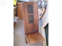 Cadeira talhada em madeira