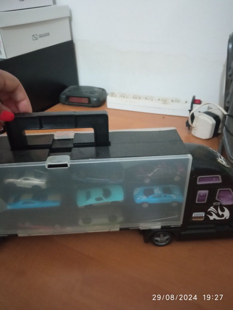 Camião com carrinhos pequenos