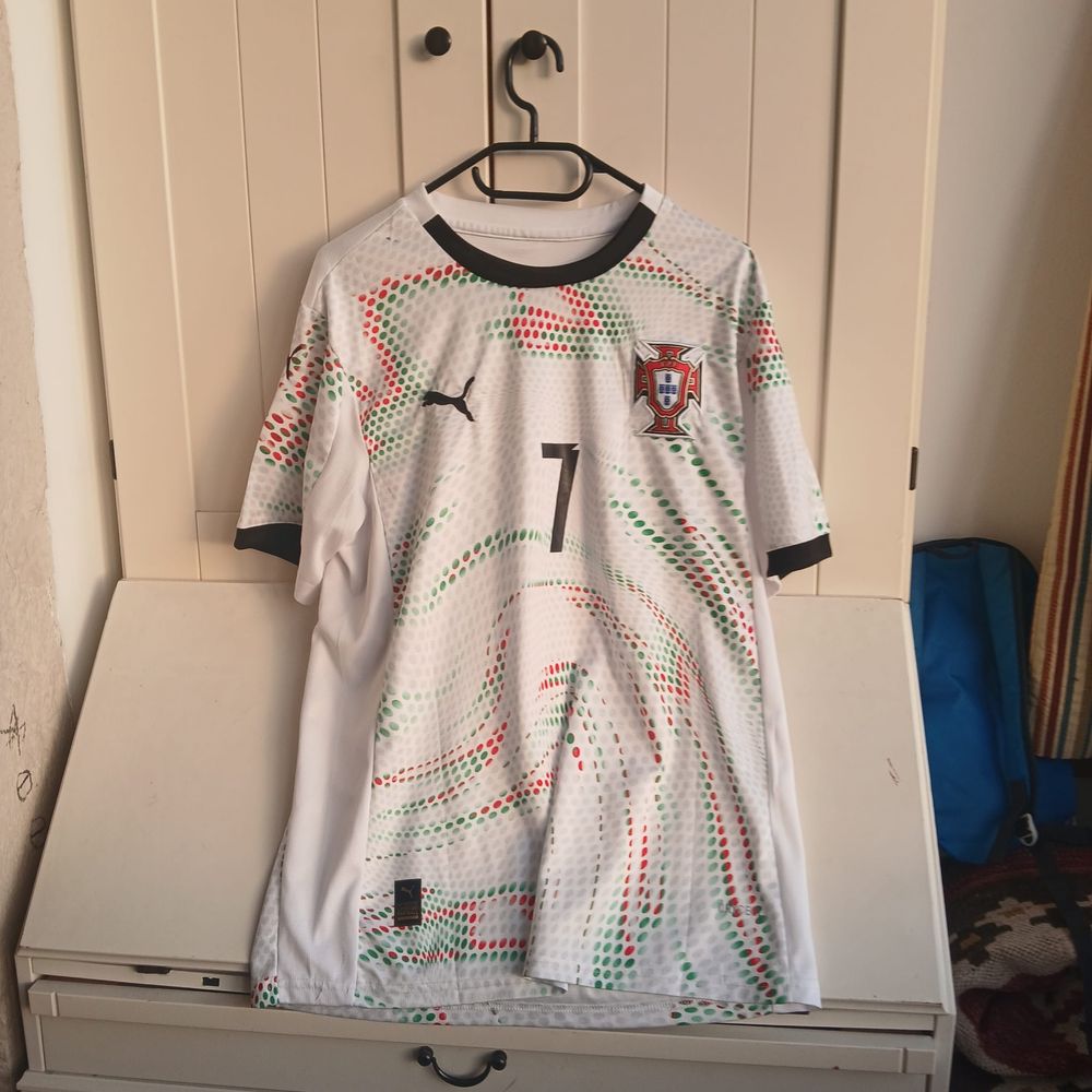 Camisolas Barcelona 30€ , PSG Messi 50€ , França 30 € e Portugal 45 €