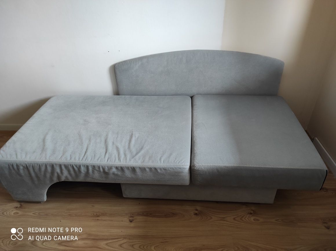 Jednoosobowa sofa z funkcją spania i pojemnikiem