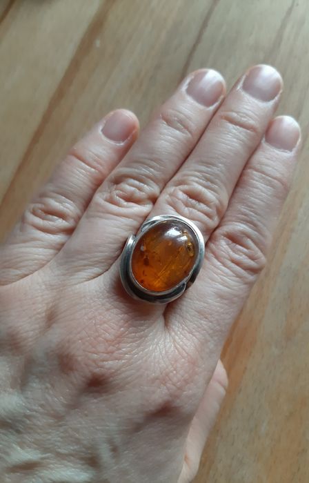 Srebrny pierścionek z bursztynem