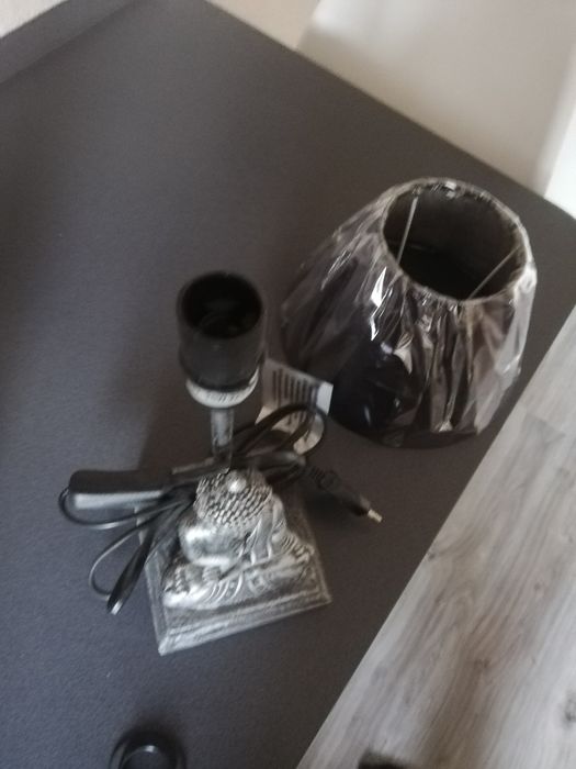 Przydam lampkę stojącą budda