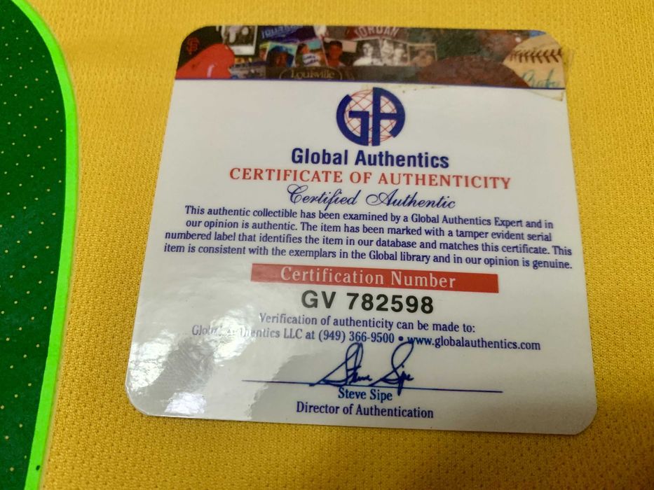 Camisola da seleção brasileira autografada pelo Pelé