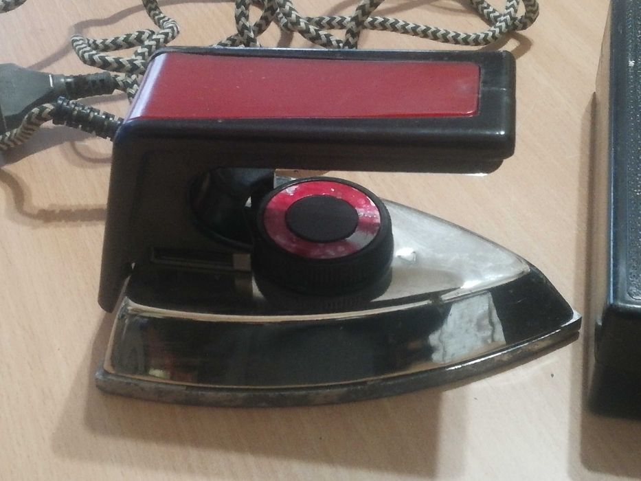 Stare turystyczne składane żelazko PRL       S