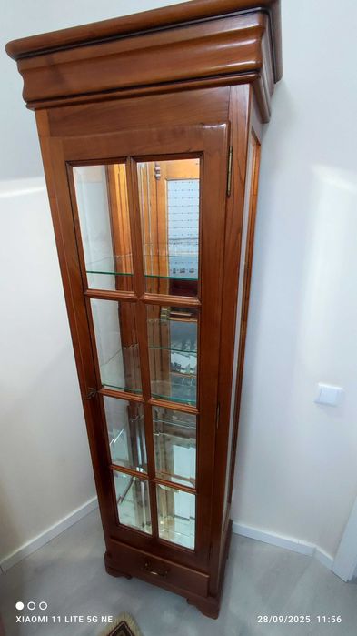 Estante vitrine em madeira maciça em ótimo estado