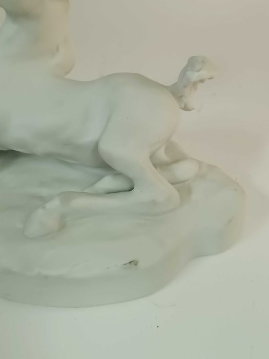 Escultura de Cavalo deitado em biscuit da Vista Alegre. Marcada