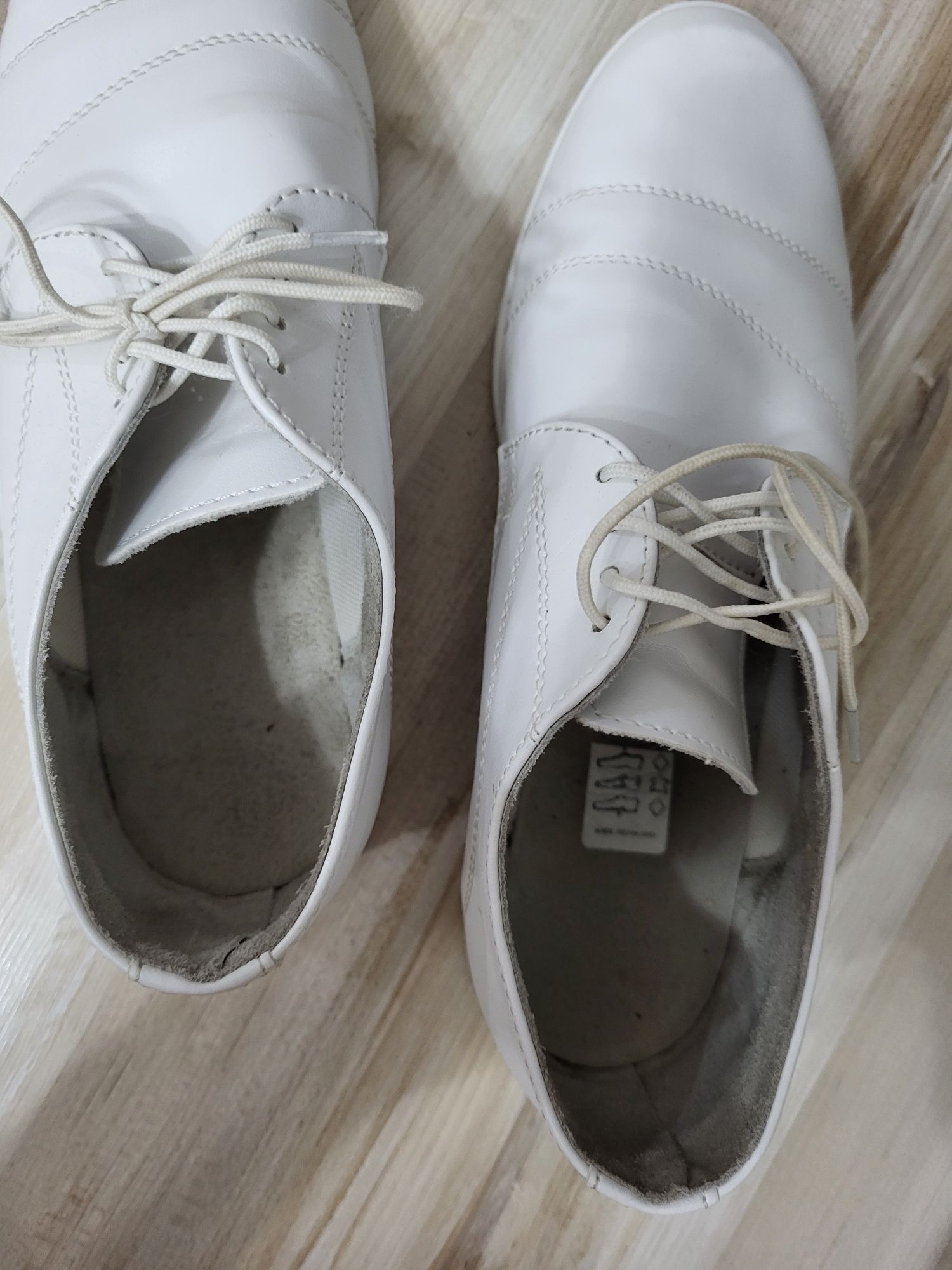 Buty komunijne białe r34  polskie