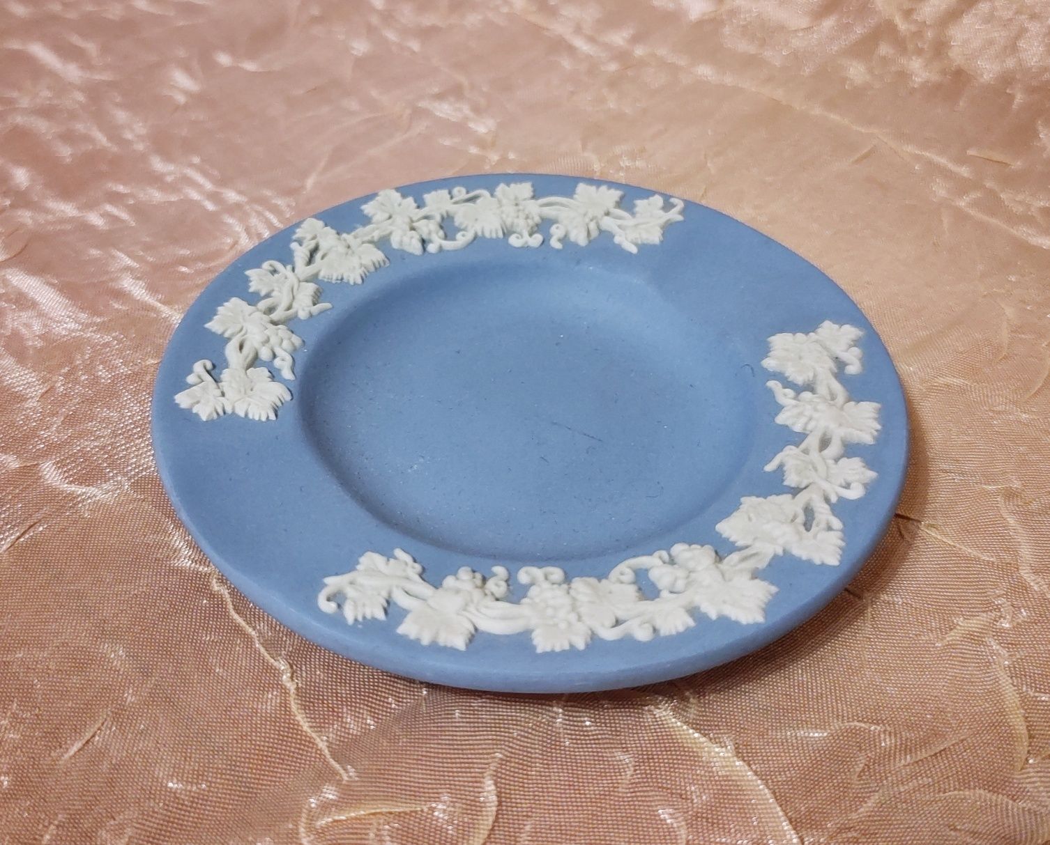 Popielniczka, Wedgwood, bisquit, porcelana angielska, sygnowana.