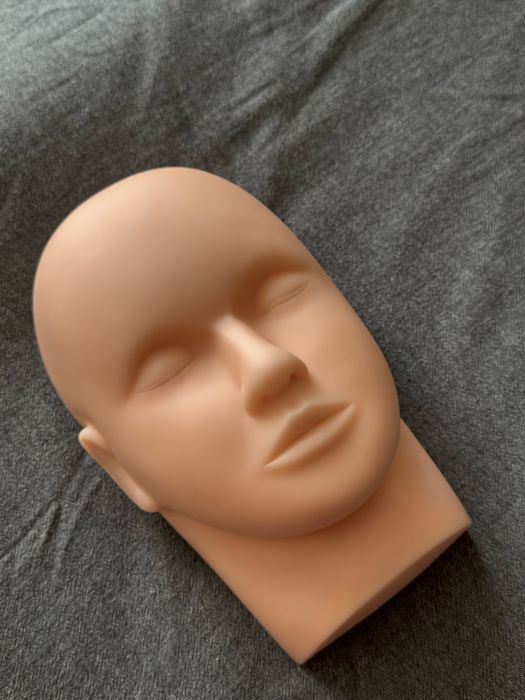 Manekin do przedłuzania rzęs