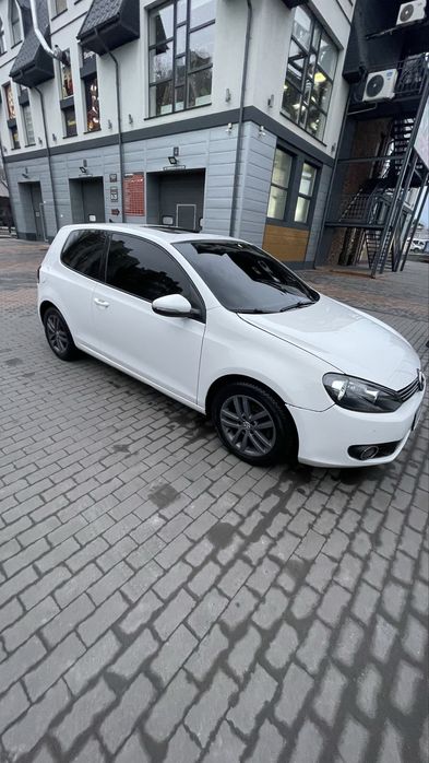 Продаю машину Golf 6 2011 року .