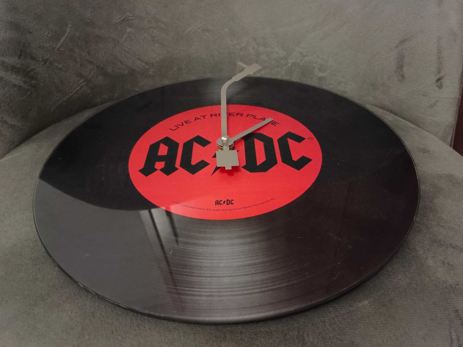 Zegar Ścienny AC/DC - Stylizowany na Płytę Winyl - Gadżet Fanowski