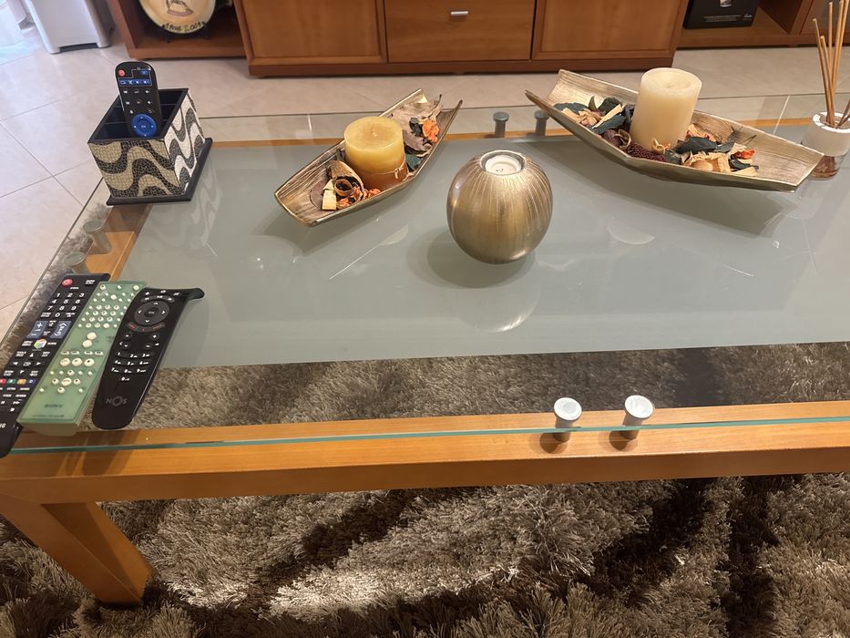 Mesa de madeira com vidro de base