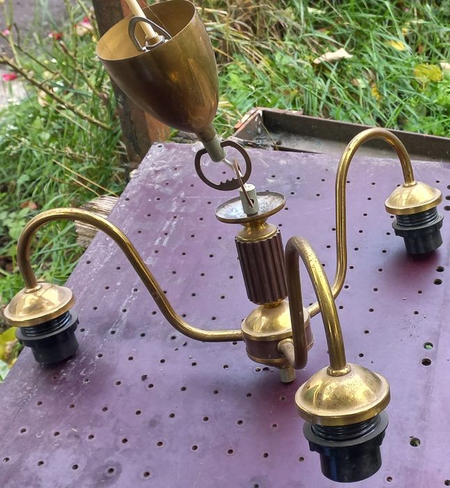 Продам люстру на 3 плафони