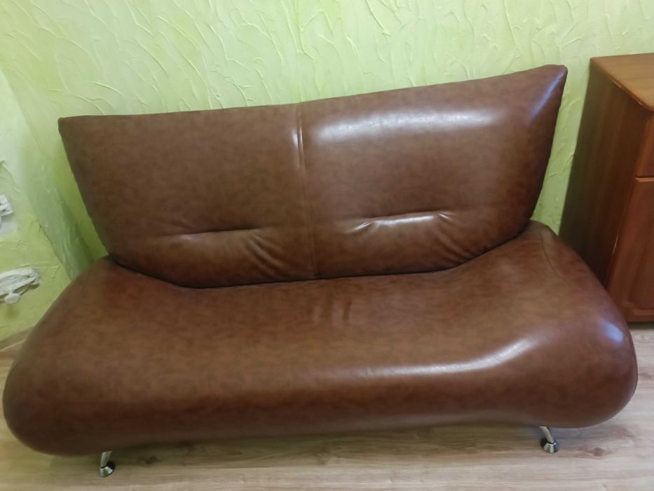 Продам диван  офісний.