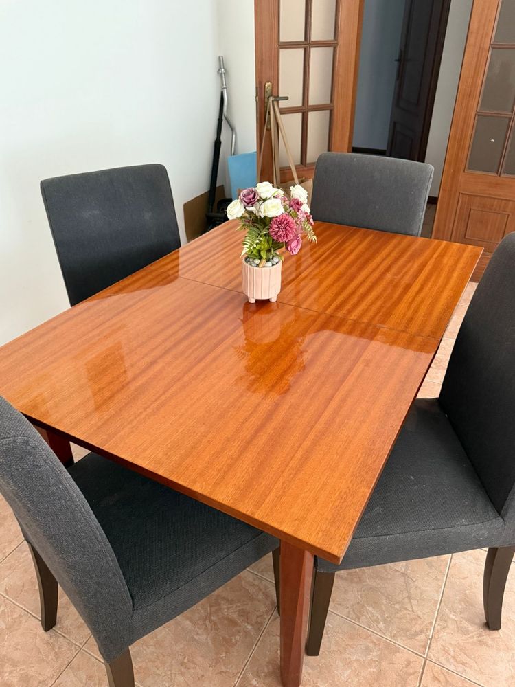 Mesa de jantar extensiva